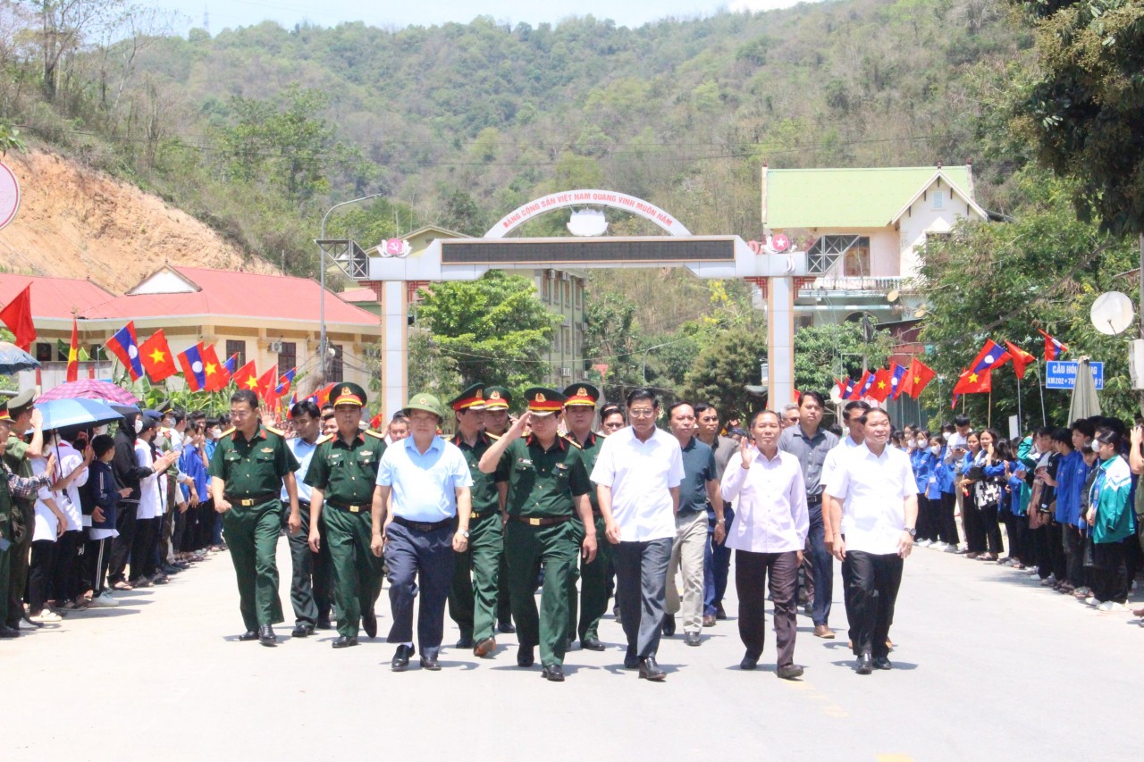 Long trọng Lễ đón 96 hài cốt liệt sỹ Quân tình nguyện và Chuyên gia Việt Nam hy sinh tại Lào Long trọng Lễ đón 96 hài cốt liệt sỹ Quân tình nguyện và Chuyên gia Việt Nam hy sinh tại Lào