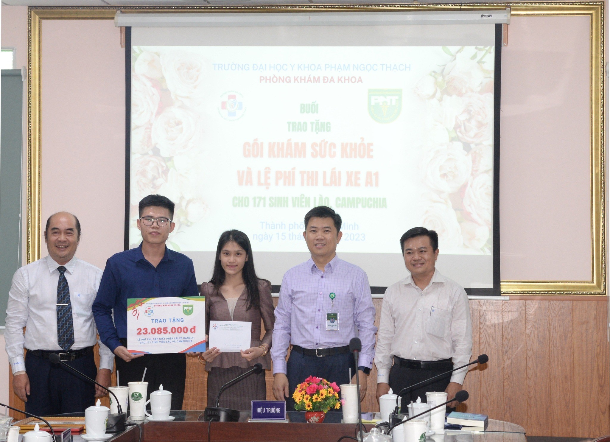Ông Nguyễn Thanh Hiệp (thứ hai, từ phải sang), Hiệu trưởng trường Ông Nguyễn Thanh Hiệp (thứ hai, từ phải sang), Hiệu trưởng trường