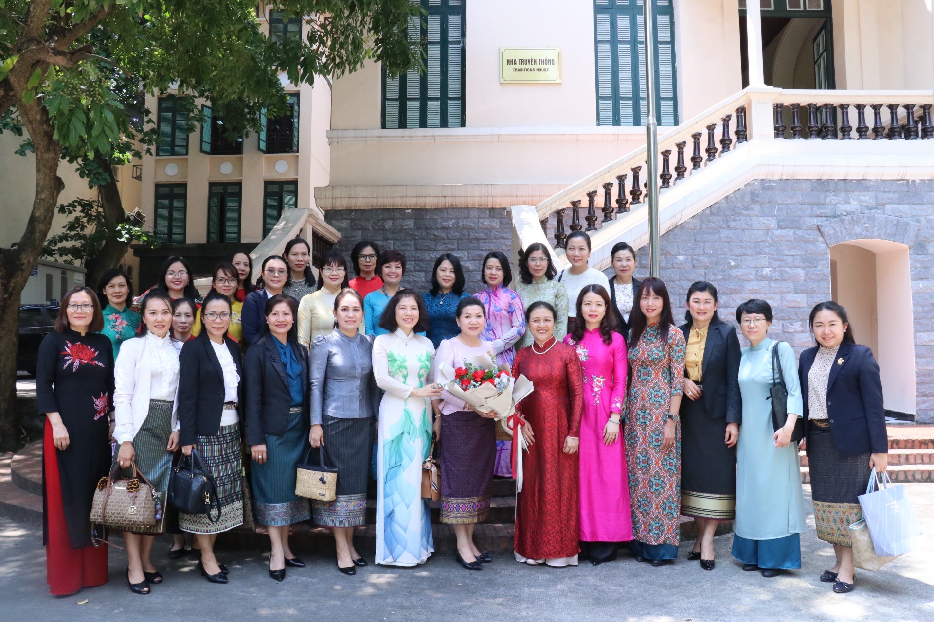 Chủ tịch Nguyễn Phương Nga và đại diện lãnh đạo nữ các Ban, đơn vị của VUFO chụp ảnh lưu niệm với đoàn nữ cán bộ Bộ Ngoại giao Lào (Ảnh: Thu Hà). Chủ tịch Nguyễn Phương Nga và đại diện lãnh đạo nữ các Ban, đơn vị của VUFO chụp ảnh lưu niệm với đoàn nữ cán bộ Bộ Ngoại giao Lào (Ảnh: Thu Hà).