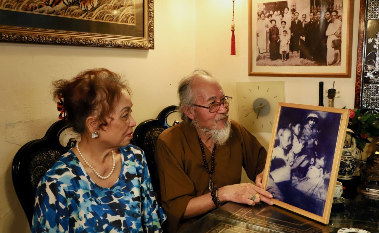 Poet Thanh Phan recalls the memory of the photo his father was honored to take with President Ho at the war zone. Photo: VNA Poet Thanh Phan recalls the memory of the photo his father was honored to take with President Ho at the war zone. Photo: VNA