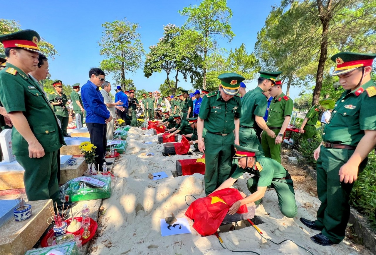 Quảng Trị tổ chức trọng thể lễ truy điệu và an táng 9 hài cốt liệt sĩ hy sinh ở chiến trường Lào Quảng Trị tổ chức trọng thể lễ truy điệu và an táng 9 hài cốt liệt sĩ hy sinh ở chiến trường Lào