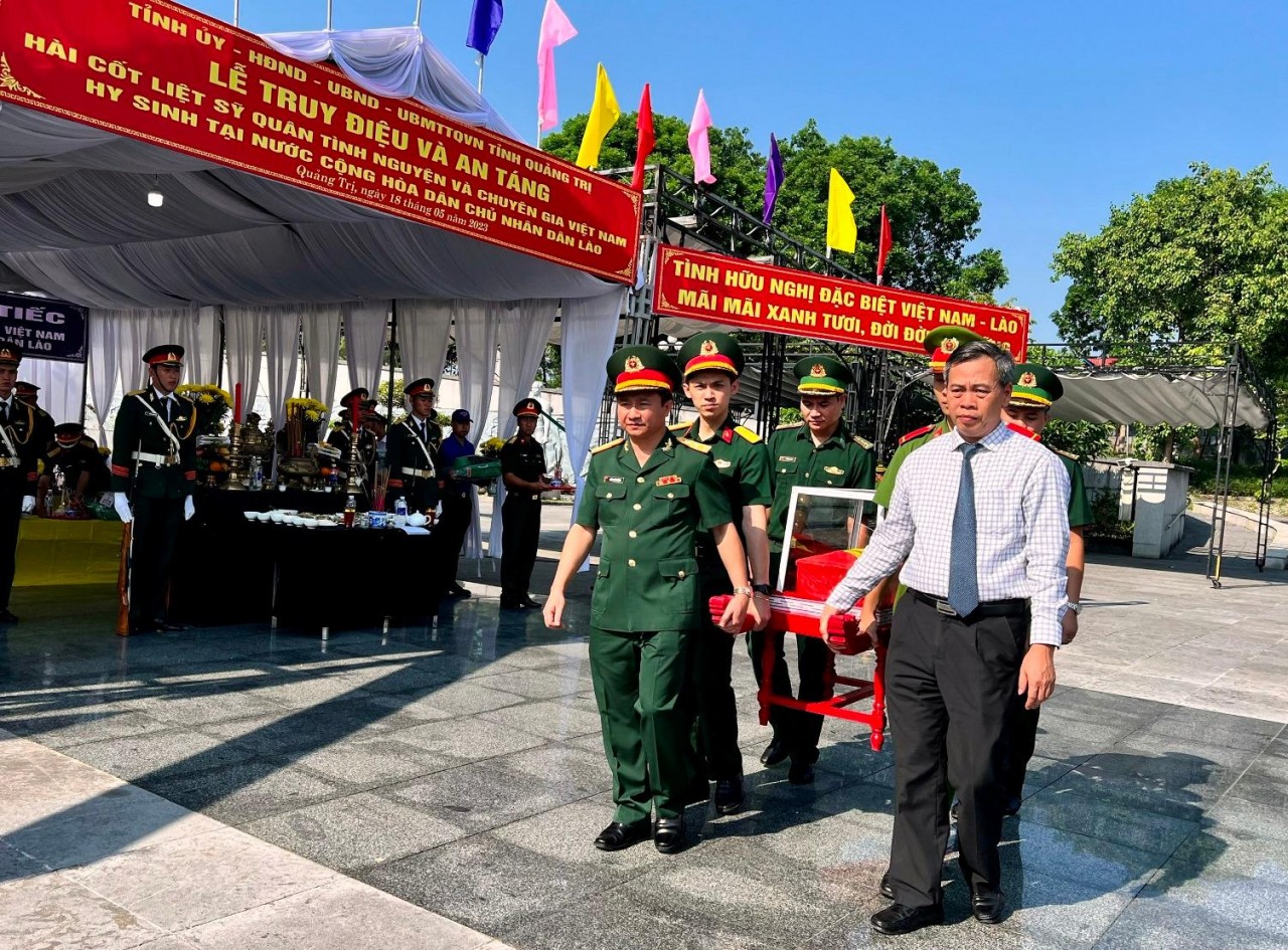 Quảng Trị tổ chức trọng thể lễ truy điệu và an táng 9 hài cốt liệt sĩ hy sinh ở chiến trường Lào Quảng Trị tổ chức trọng thể lễ truy điệu và an táng 9 hài cốt liệt sĩ hy sinh ở chiến trường Lào