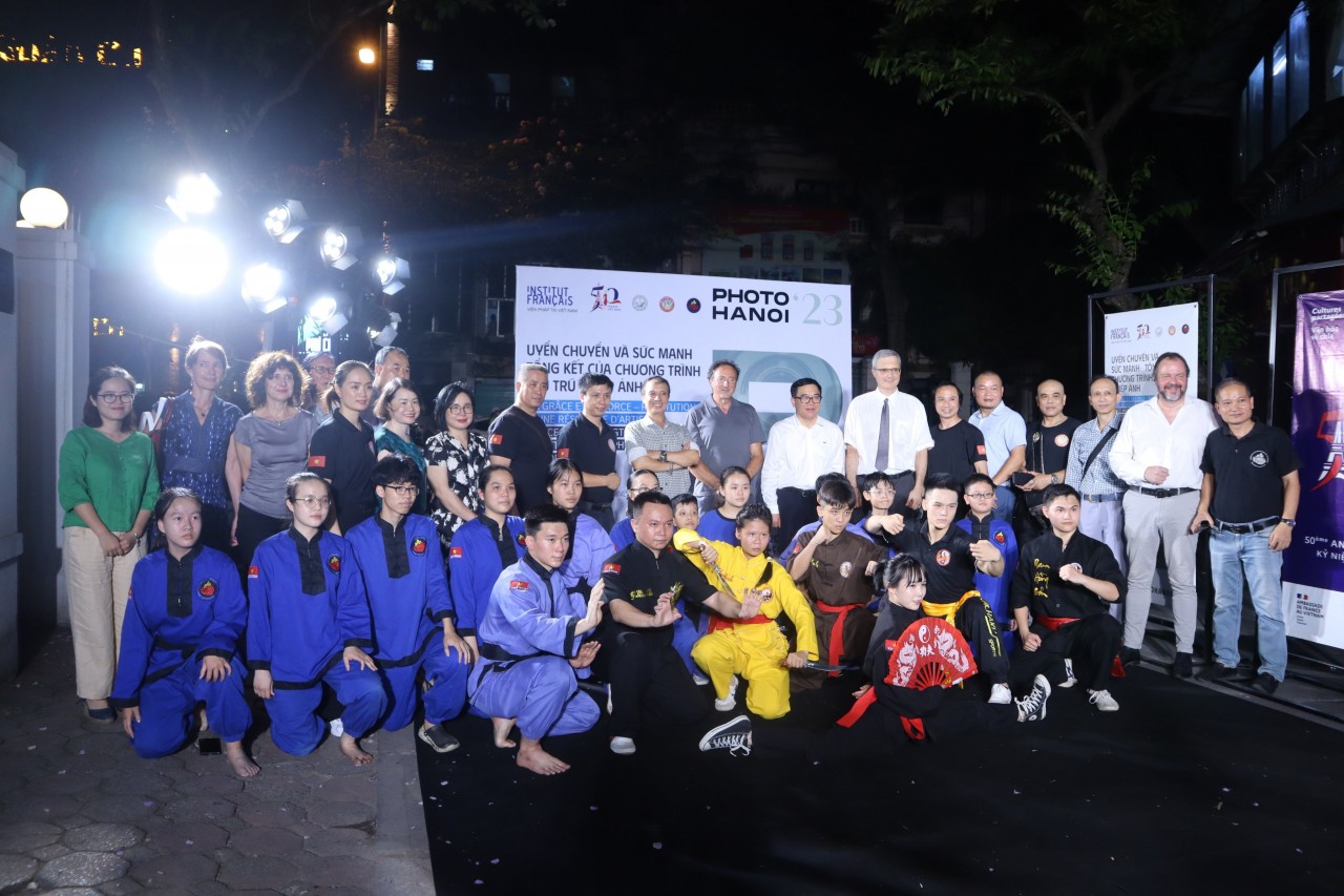 Đại biểu chụp ảnh cùng các Võ sư cổ truyền Việt Nam tại sự kiện (Ảnh: Hạnh Trần). Đại biểu chụp ảnh cùng các Võ sư cổ truyền Việt Nam tại sự kiện (Ảnh: Hạnh Trần).