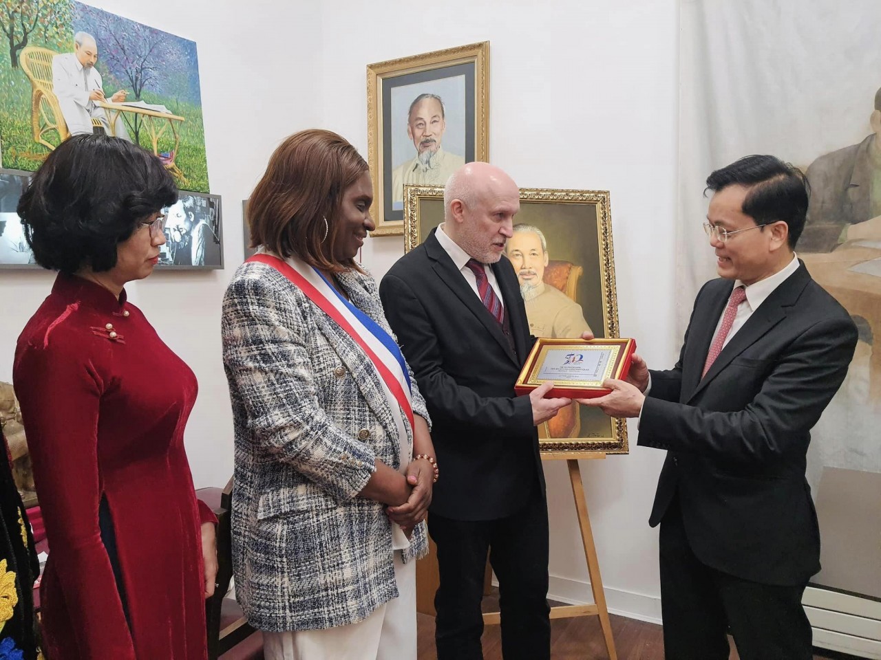 Deputy Foreign Minister Ha Kim Ngoc and the Embassy delegation visit the museum space about Karl Max Exhibition and the progressive human values of the French revolution 1789. Deputy Foreign Minister Ha Kim Ngoc and the Embassy delegation visit the museum space about Karl Max Exhibition and the progressive human values of the French revolution 1789.