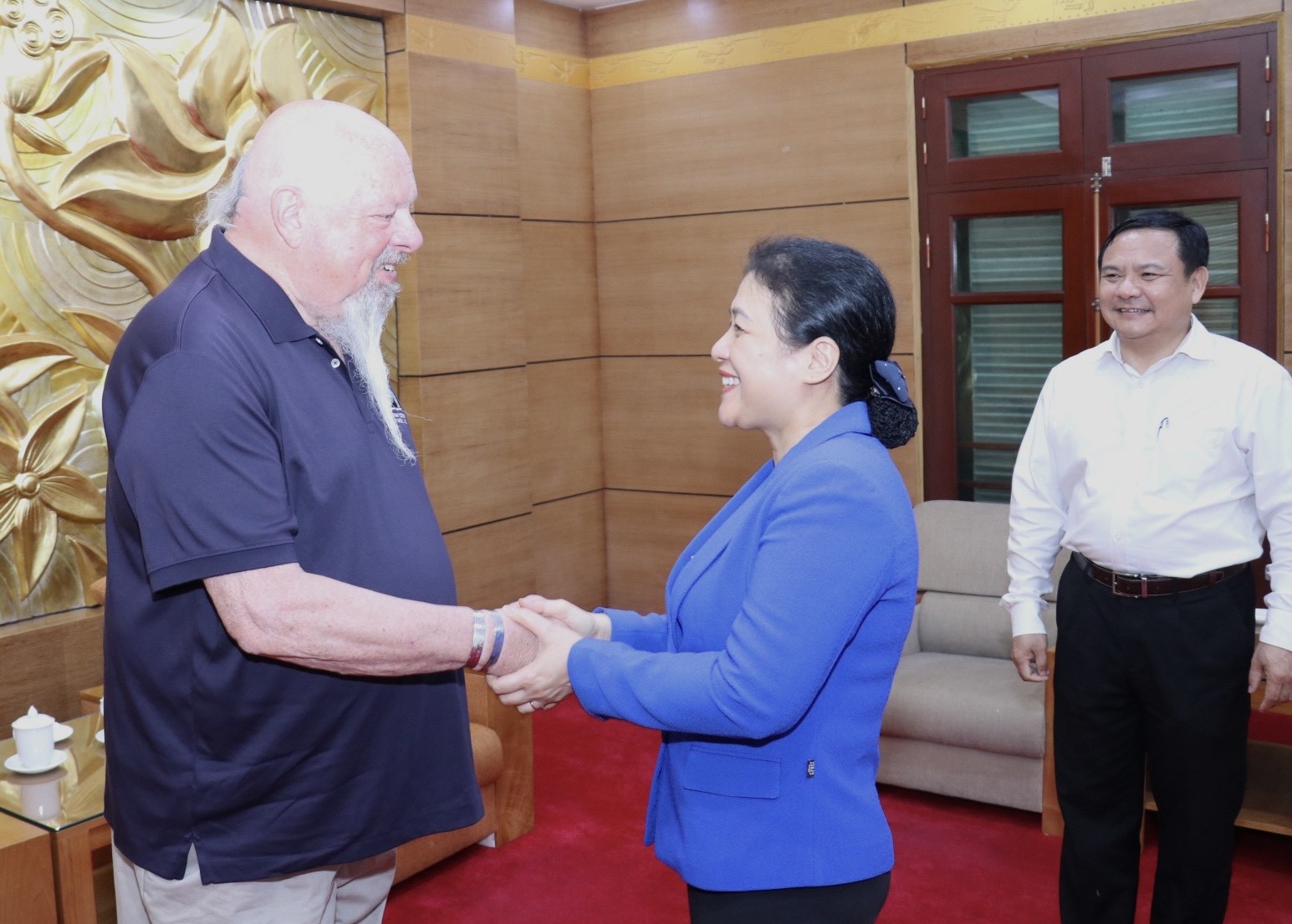 Đại sứ Nguyễn Phương Nga vui mừng gặp ông Grant Townsend Coates, Chủ nhiệm Ủy ban Toàn quốc về tù binh và người mất tích (Ủy ban POW/MIA) của VVA, Giám đốc chương trình Sáng kiến Cựu chiến binh Đại sứ Nguyễn Phương Nga vui mừng gặp ông Grant Townsend Coates, Chủ nhiệm Ủy ban Toàn quốc về tù binh và người mất tích (Ủy ban POW/MIA) của VVA, Giám đốc chương trình Sáng kiến Cựu chiến binh