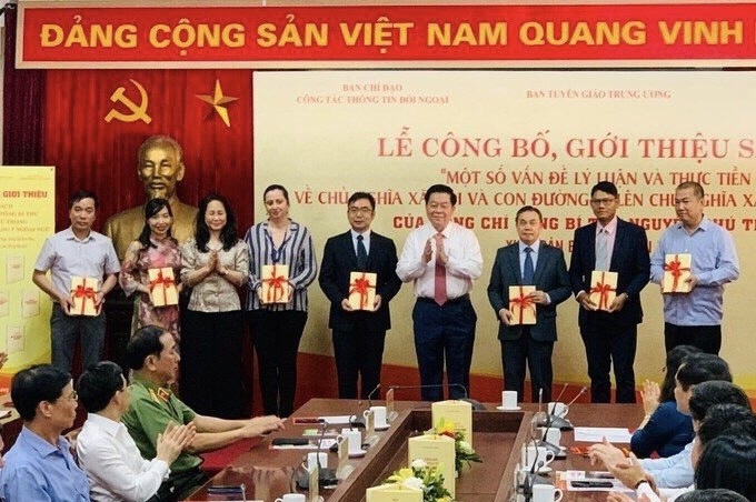 Giới thiệu cuốn sách của Tổng Bí thư đến bạn bè quốc tế Giới thiệu cuốn sách của Tổng Bí thư đến bạn bè quốc tế