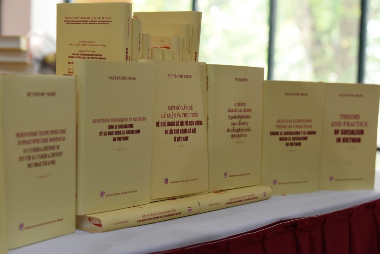 Giới thiệu cuốn sách của Tổng Bí thư đến bạn bè quốc tế Giới thiệu cuốn sách của Tổng Bí thư đến bạn bè quốc tế