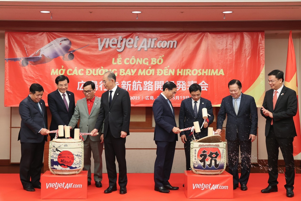 Các đại biểu cùng tham gia vào nghi thức Kagamibiraki chào mừng đường bay Vietjet đến Hiroshima. Các đại biểu cùng tham gia vào nghi thức Kagamibiraki chào mừng đường bay Vietjet đến Hiroshima.