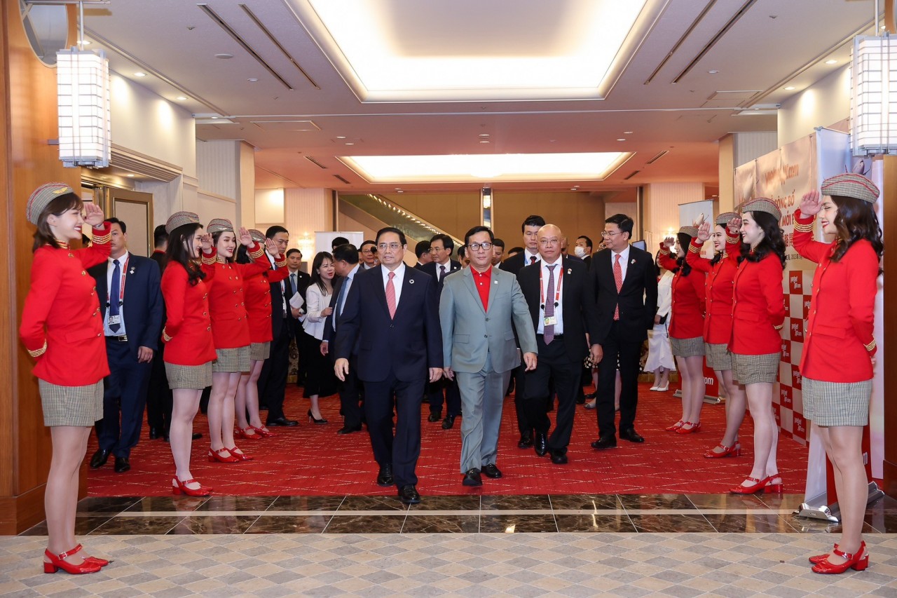 Thủ tướng Phạm Minh Chính (giữa) chứng kiến và chúc mừng đường bay thẳng đầu tiên từ Việt Nam đến Hiroshima của Vietjet. Thủ tướng Phạm Minh Chính (giữa) chứng kiến và chúc mừng đường bay thẳng đầu tiên từ Việt Nam đến Hiroshima của Vietjet.