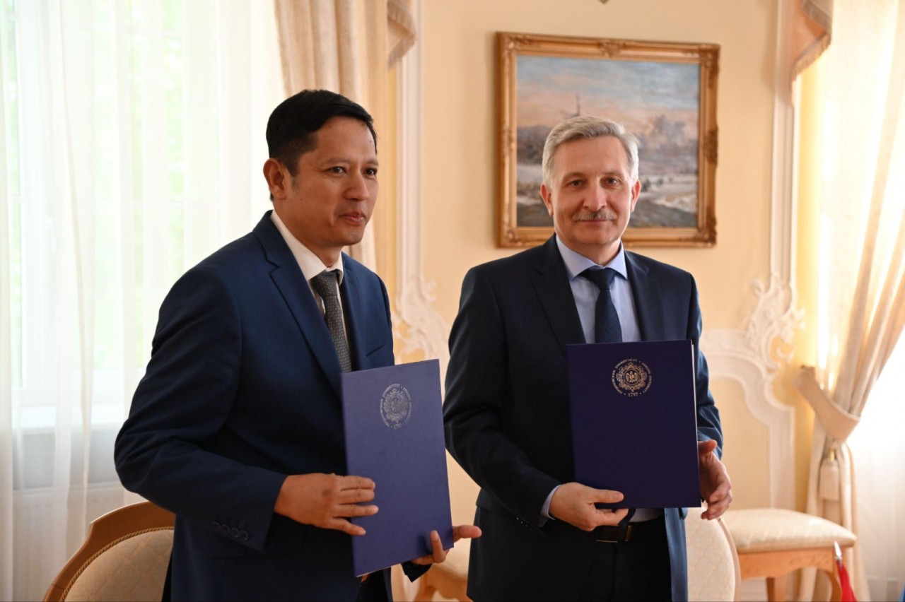 Hiệu trưởng Đại học Tổng hợp Herzen Sergei Tarasov và Giám đốc Quỹ Truyền thống và Hữu nghị Nguyễn Quốc Hùng tại lễ ký kết. (Ảnh: Đại học tổng hợp Herzen). Hiệu trưởng Đại học Tổng hợp Herzen Sergei Tarasov và Giám đốc Quỹ Truyền thống và Hữu nghị Nguyễn Quốc Hùng tại lễ ký kết. (Ảnh: Đại học tổng hợp Herzen).