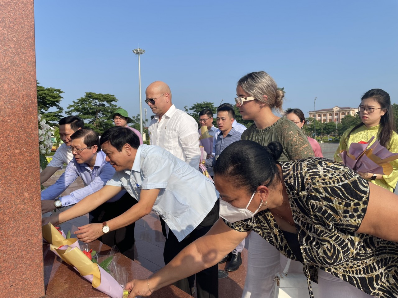 Đoàn đại biểu cấp cao Ủy ban bảo vệ Cách mạng Cuba, lãnh đạo Ủy ban Trung ương MTTQ Việt Nam, lãnh đạo tỉnh Quảng Trị dâng hoa, tham quan, chụp ảnh lưu niệm tại Công viên Fidel ở TP. Đông Hà (Ảnh: Báo Quảng Trị) Đoàn đại biểu cấp cao Ủy ban bảo vệ Cách mạng Cuba, lãnh đạo Ủy ban Trung ương MTTQ Việt Nam, lãnh đạo tỉnh Quảng Trị dâng hoa, tham quan, chụp ảnh lưu niệm tại Công viên Fidel ở TP. Đông Hà (Ảnh: Báo Quảng Trị)