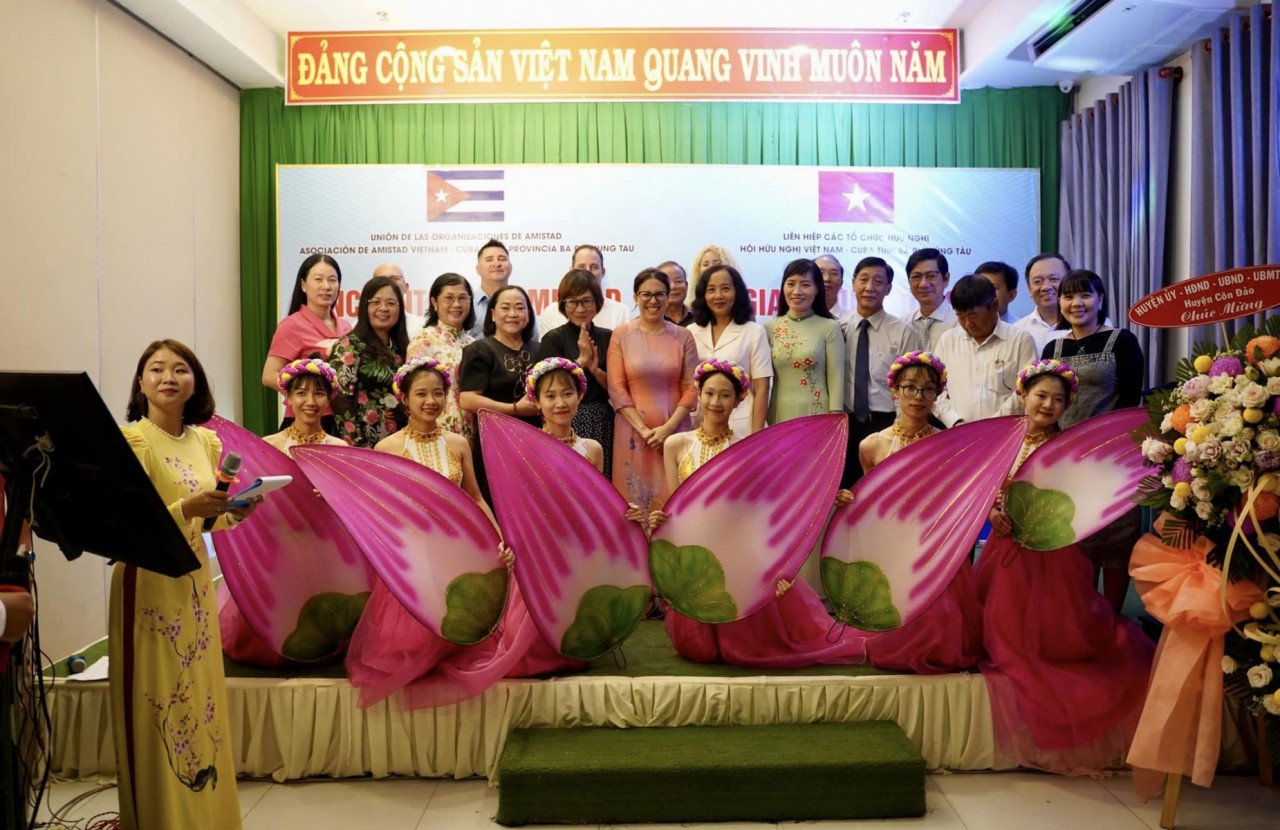 Đại biểu tham dự Gặp gỡ hữu nghị kỷ niệm 69 năm Cuộc tiến công Pháo đài Moncada chụp ảnh lưu niệm. Đại biểu tham dự Gặp gỡ hữu nghị kỷ niệm 69 năm Cuộc tiến công Pháo đài Moncada chụp ảnh lưu niệm.