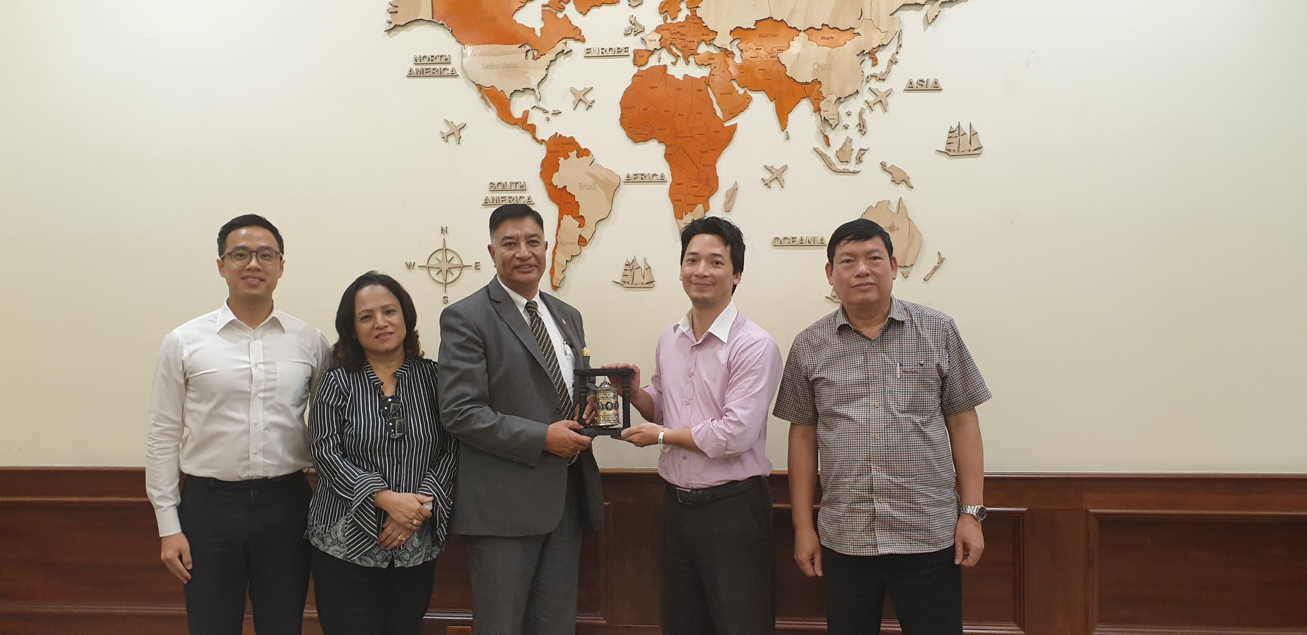 ông Rajesh Kazi Shrestha, Tổng Lãnh sự danh dự Việt Nam tại Nepal, Chủ tịch Tập đoàn Arksh Group làm việc với Tập đoàn Vingroup (Ảnh: Đức Minh). ông Rajesh Kazi Shrestha, Tổng Lãnh sự danh dự Việt Nam tại Nepal, Chủ tịch Tập đoàn Arksh Group làm việc với Tập đoàn Vingroup (Ảnh: Đức Minh).