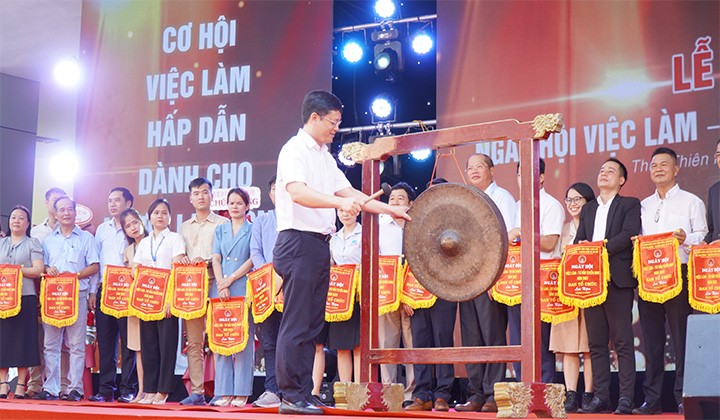 Thừa Thiên Huế: Hơn 3.000 người tham gia Ngày hội Việc làm - Tư vấn tuyển sinh Thừa Thiên Huế: Hơn 3.000 người tham gia Ngày hội Việc làm - Tư vấn tuyển sinh