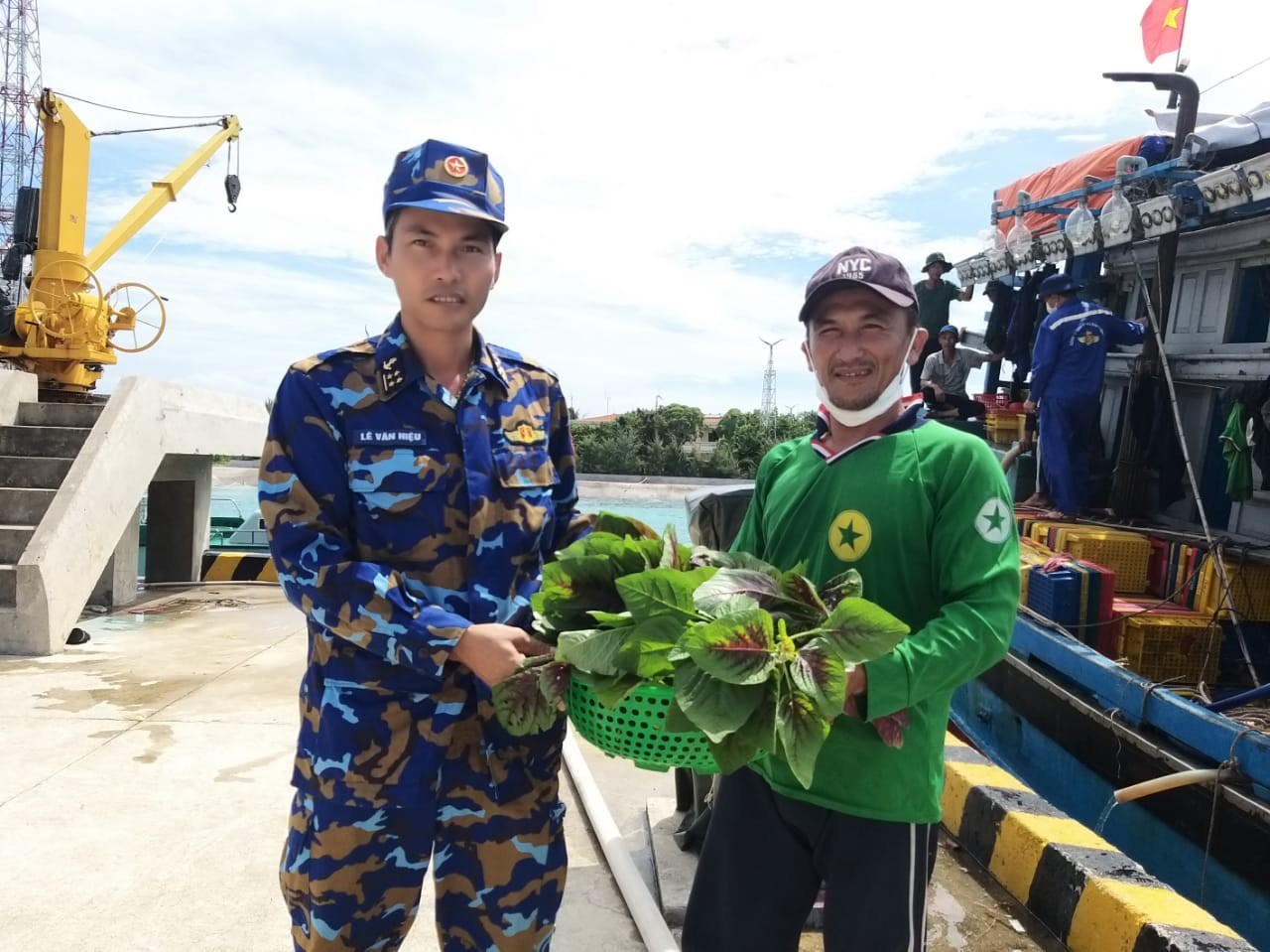 Trung tâm dịch vụ hậu cần – kỹ thuật đảo Sinh Tồn hỗ trợ rau xanh cho ngư dân. Trung tâm dịch vụ hậu cần – kỹ thuật đảo Sinh Tồn hỗ trợ rau xanh cho ngư dân.