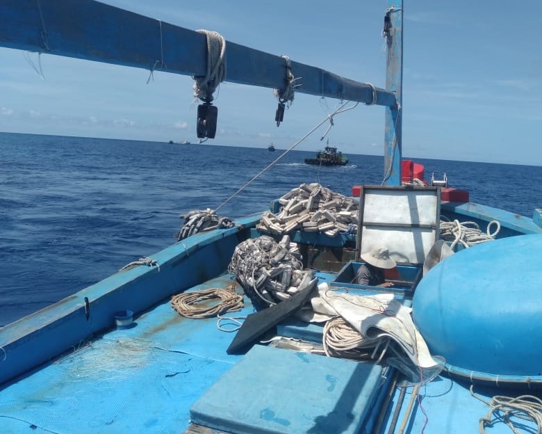 Kéo tàu cá BĐ 98675 TS mắc cạn tại đảo Núi Le, huyện đảo Trường Sa, tỉnh Khánh Hòa. (Ảnh: Duy Hoàng). Kéo tàu cá BĐ 98675 TS mắc cạn tại đảo Núi Le, huyện đảo Trường Sa, tỉnh Khánh Hòa. (Ảnh: Duy Hoàng).