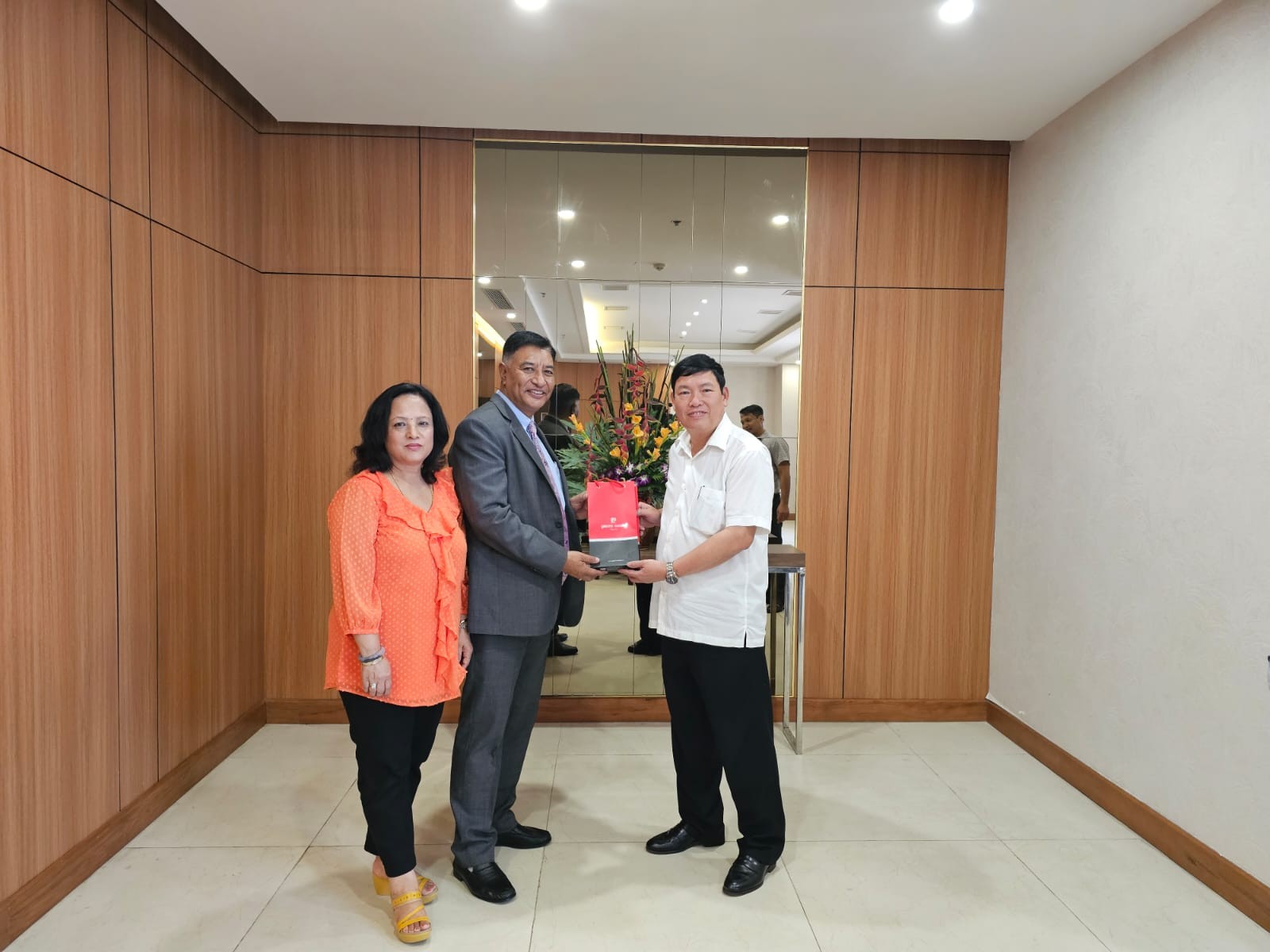 Tiến sỹ Bùi Thanh Hà, Phó Chủ tịch Hội Hữu nghị Việt Nam – Nê-pan, thay mặt Ban Lãnh đạo Hội, đã tiếp và tặng quà là các sản phẩm Việt Nam. Tiến sỹ Bùi Thanh Hà, Phó Chủ tịch Hội Hữu nghị Việt Nam – Nê-pan, thay mặt Ban Lãnh đạo Hội, đã tiếp và tặng quà là các sản phẩm Việt Nam.
