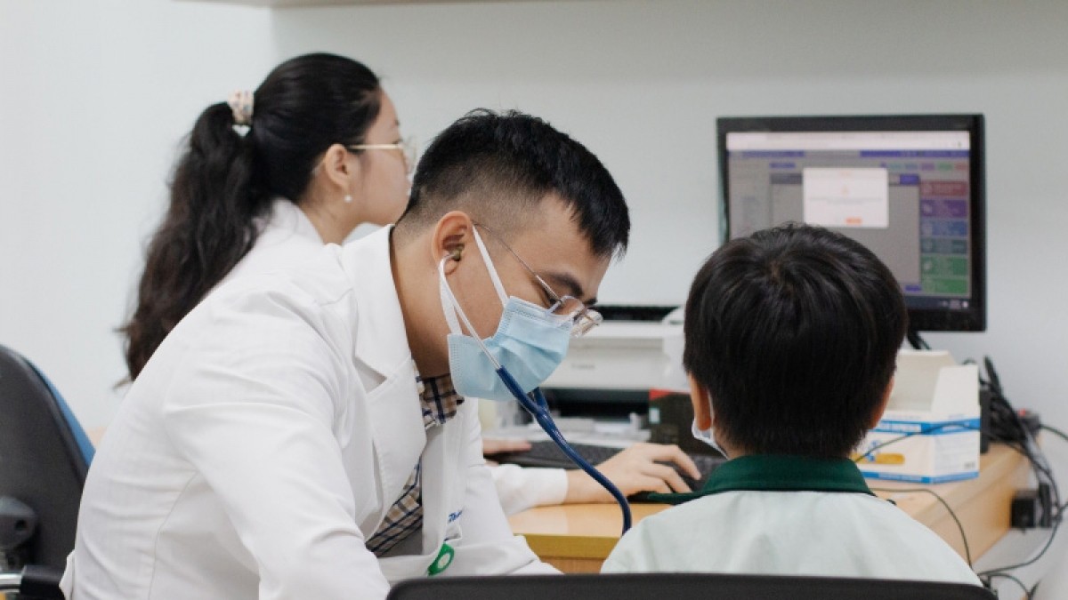 Bác sĩ Bệnh viện Nhi đồng Thành phố, TP.HCM thăm khám sức khỏe cho các em (ảnh: VCF) Bác sĩ Bệnh viện Nhi đồng Thành phố, TP.HCM thăm khám sức khỏe cho các em (ảnh: VCF)