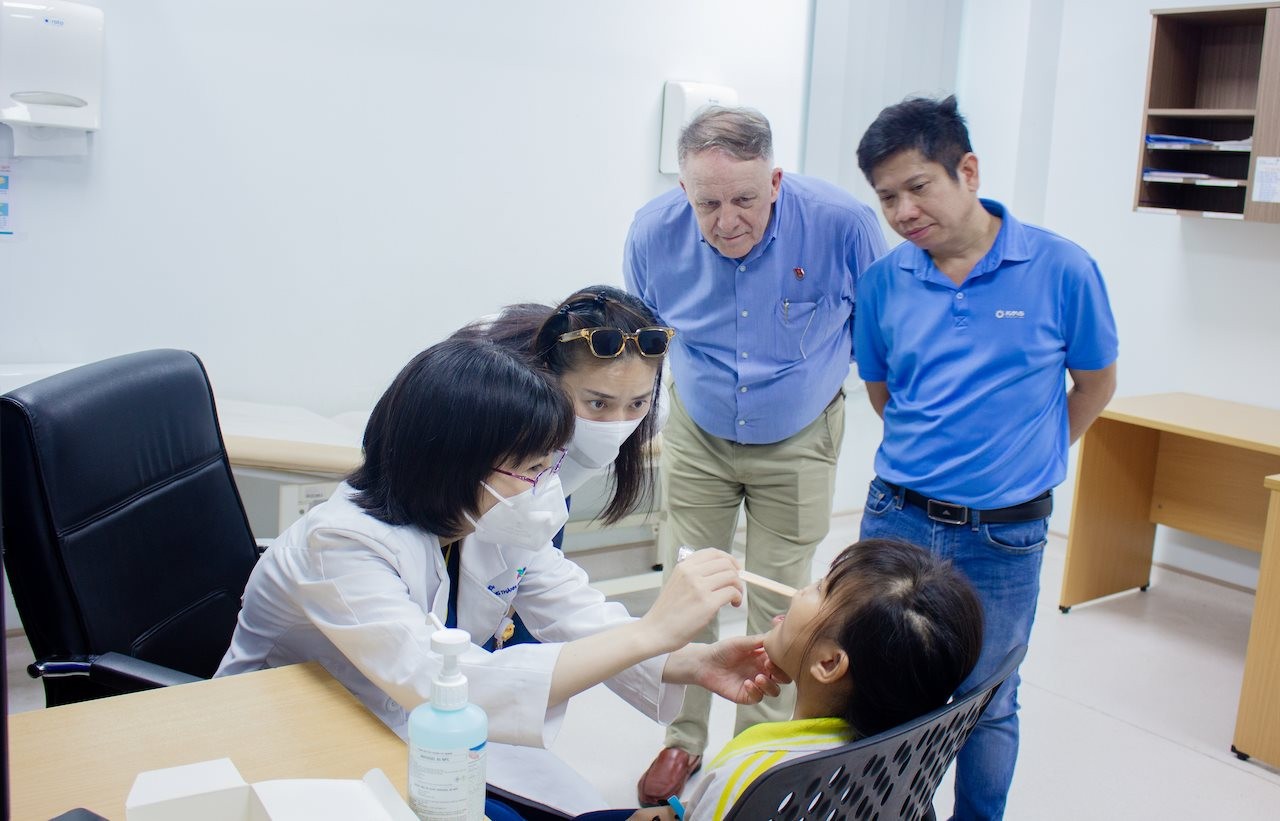 Các bác sĩ thăm khám cho trẻ em tại chương trình. Các bác sĩ thăm khám cho trẻ em tại chương trình.
