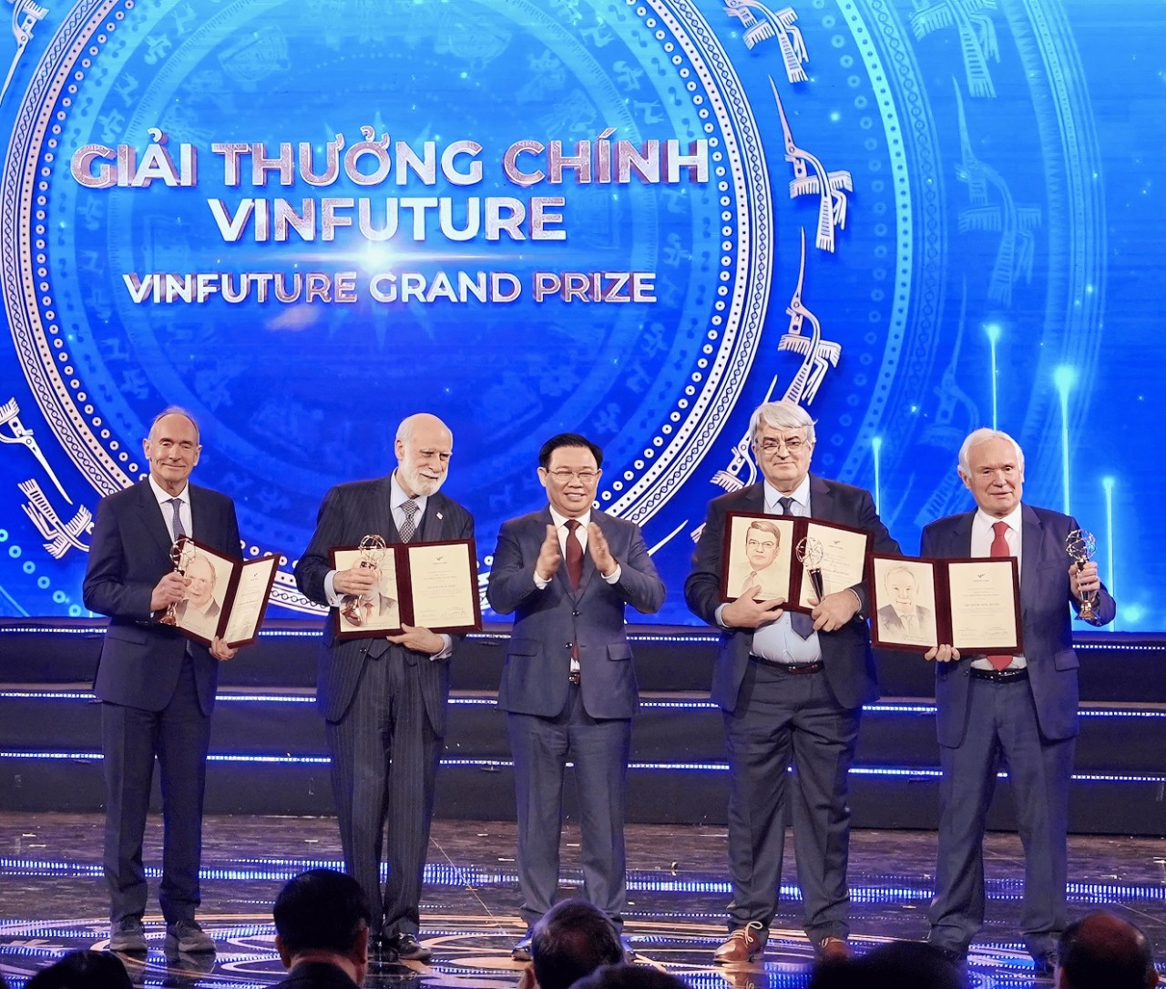 Các nhà khoa học với những phát minh đột phá trong việc kết nối công nghệ mạng toàn cầu nhận Giải thưởng Chính VinFuture 2022 Kính nhờ các Anh Chị đăng bài sớm giúp em ạ. Các nhà khoa học với những phát minh đột phá trong việc kết nối công nghệ mạng toàn cầu nhận Giải thưởng Chính VinFuture 2022 Kính nhờ các Anh Chị đăng bài sớm giúp em ạ.