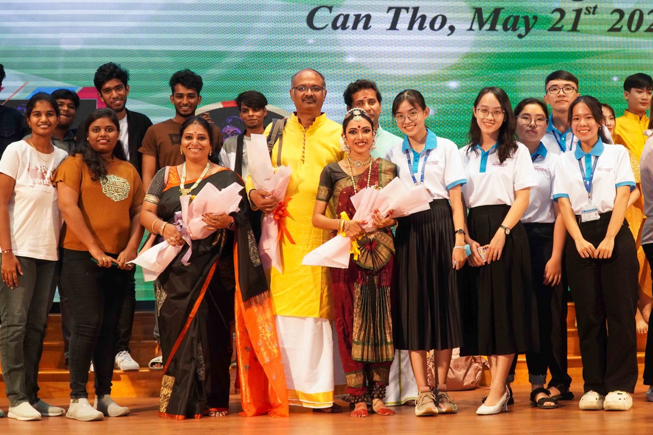 Cần Thơ: Giao lưu văn hóa biểu diễn múa cổ điển Ấn Độ Bharatnatyam Cần Thơ: Giao lưu văn hóa biểu diễn múa cổ điển Ấn Độ Bharatnatyam