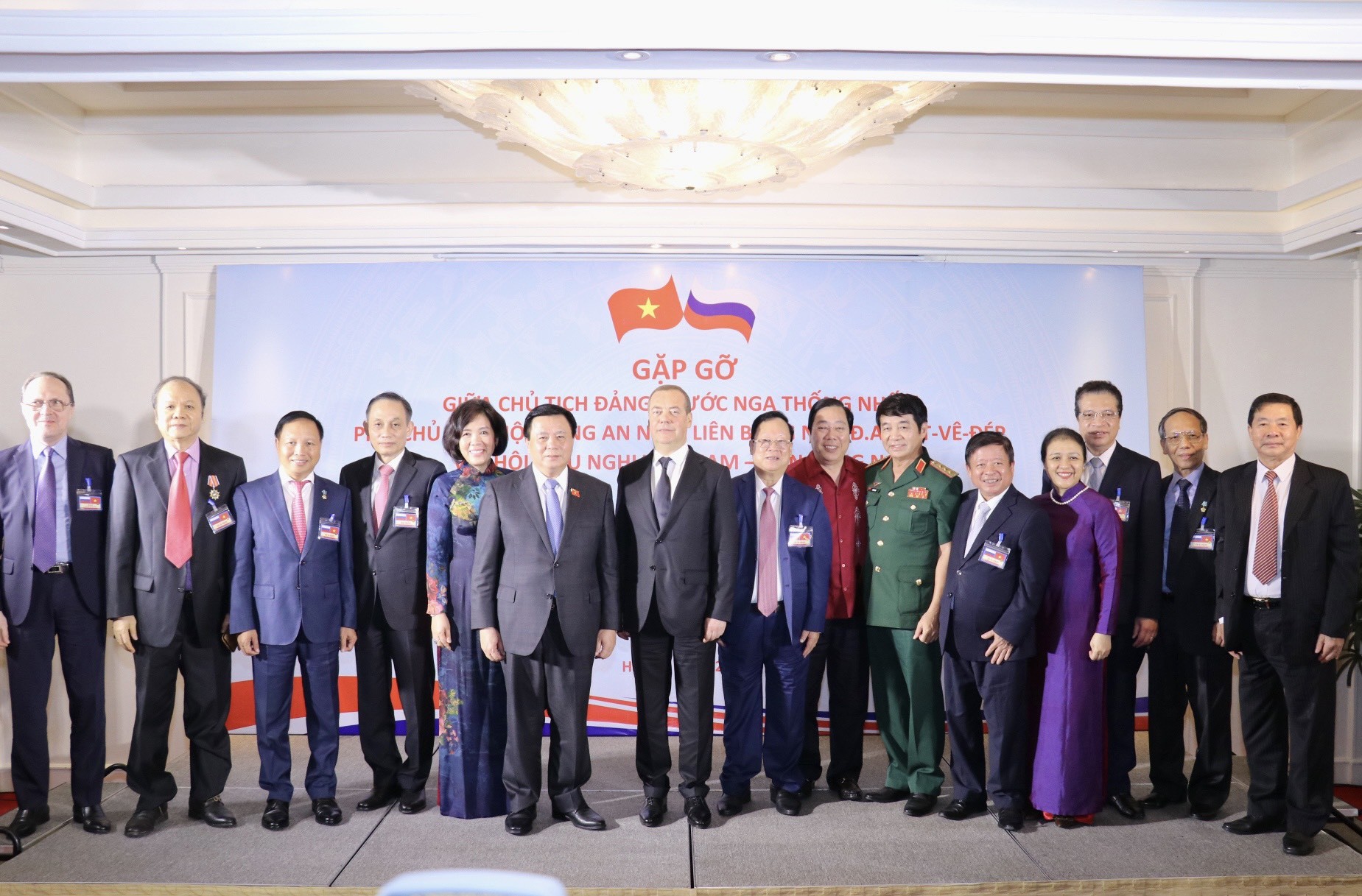 Ông Dmitri Medvedev chụp ảnh cùng các đại biểu (Ảnh: Thu Hà). Ông Dmitri Medvedev chụp ảnh cùng các đại biểu (Ảnh: Thu Hà).