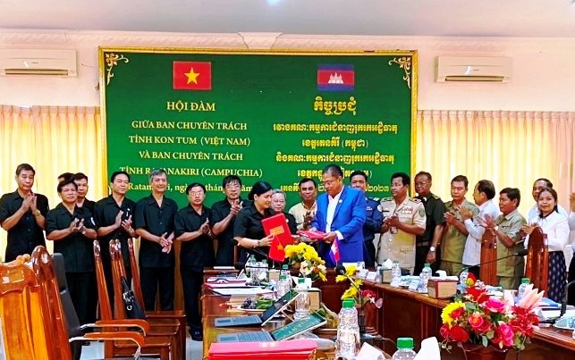 Trong tháng 6, Kon Tum tổ chức đưa 4 hài cốt liệt sĩ Việt Nam hy sinh tại Campuchia về nước an táng Trong tháng 6, Kon Tum tổ chức đưa 4 hài cốt liệt sĩ Việt Nam hy sinh tại Campuchia về nước an táng