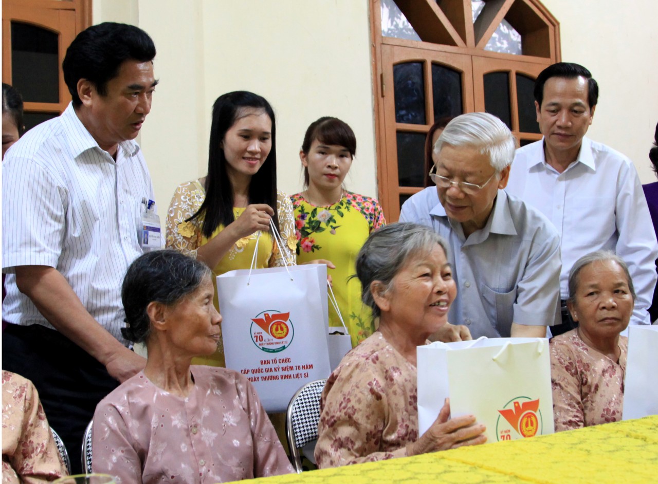 Tổng Bí thư Nguyễn Phú Trọng thăm và tặng quà người có công với cách mạng tại Trung tâm nuôi dưỡng, điều dưỡng người có công số 2 Hà Nội nhân dịp Kỷ niệm 70 năm Ngày Thương binh – Liệt sĩ. Tổng Bí thư Nguyễn Phú Trọng thăm và tặng quà người có công với cách mạng tại Trung tâm nuôi dưỡng, điều dưỡng người có công số 2 Hà Nội nhân dịp Kỷ niệm 70 năm Ngày Thương binh – Liệt sĩ.
