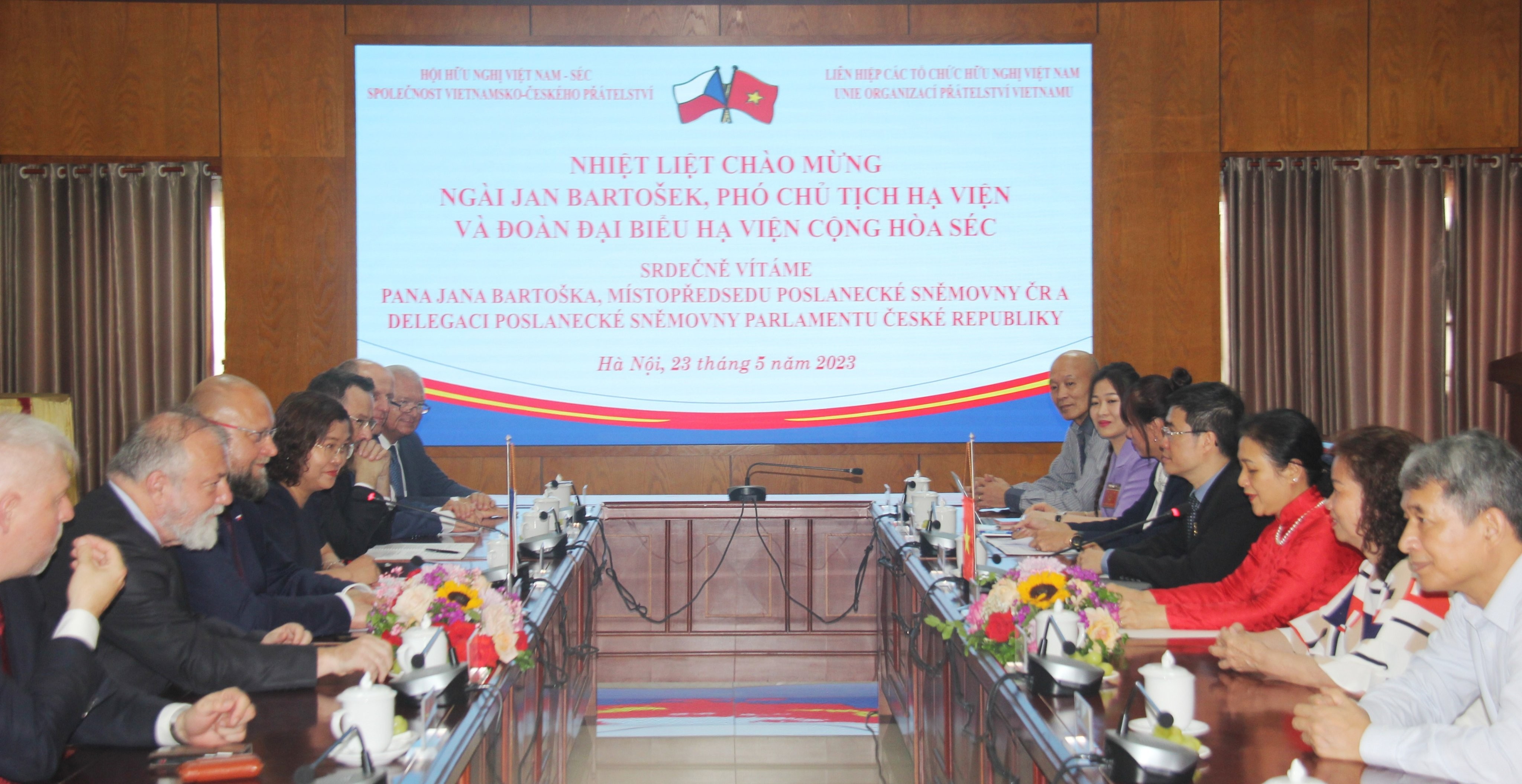Người Việt tại Cộng hoà Séc là cầu nối hữu nghị gắn kết tình cảm nhân dân hai nước Người Việt tại Cộng hoà Séc là cầu nối hữu nghị gắn kết tình cảm nhân dân hai nước