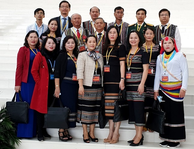 Quảng Ngãi hỗ trợ điện thoại thông minh cho người có uy tín trong đồng bào dân tộc thiểu số Quảng Ngãi hỗ trợ điện thoại thông minh cho người có uy tín trong đồng bào dân tộc thiểu số