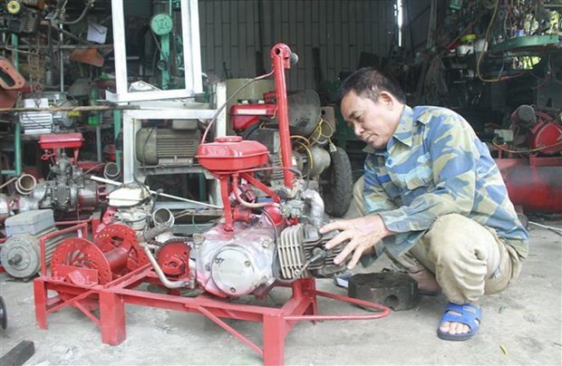 "Kỹ sư chân đất" biến đồng nát thành máy nông nghiệp hữu ích | Phong cách | Vietnam+ (VietnamPlus) "Kỹ sư chân đất" biến đồng nát thành máy nông nghiệp hữu ích | Phong cách | Vietnam+ (VietnamPlus)