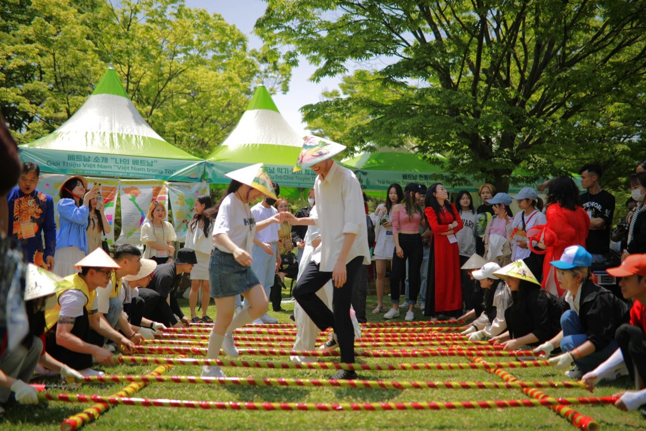 Visitors join Mua sap (a traditional dance of Vietnam). Source: Vietnamese Association in the RoK’s Gwangju-jeonnam region Visitors join Mua sap (a traditional dance of Vietnam). Source: Vietnamese Association in the RoK’s Gwangju-jeonnam region