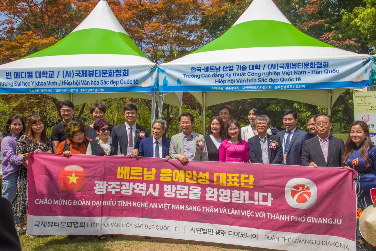 Delegates of Nghe An province visit the festival. Source: Vietnamese Association in the RoK’s Gwangju-jeonnam region Delegates of Nghe An province visit the festival. Source: Vietnamese Association in the RoK’s Gwangju-jeonnam region