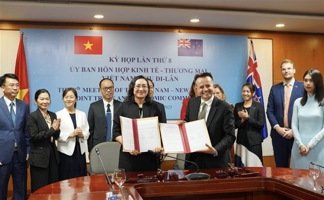 The two sides sign a document approving bilateral commitments at the meeting. Photo: VNA The two sides sign a document approving bilateral commitments at the meeting. Photo: VNA