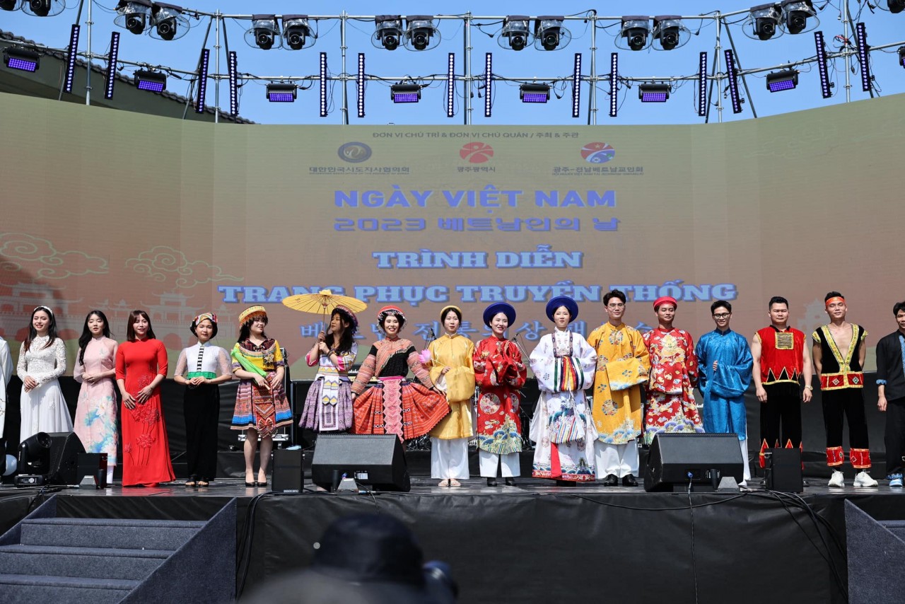 Traditional costumes shows. Source: Vietnamese Association in the RoK’s Gwangju-jeonnam region Traditional costumes shows. Source: Vietnamese Association in the RoK’s Gwangju-jeonnam region
