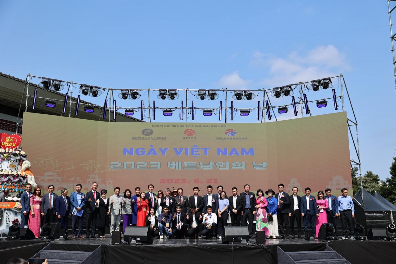 Delegates pose for a group photo. Source: Vietnamese Association in the RoK’s Gwangju-jeonnam region Delegates pose for a group photo. Source: Vietnamese Association in the RoK’s Gwangju-jeonnam region