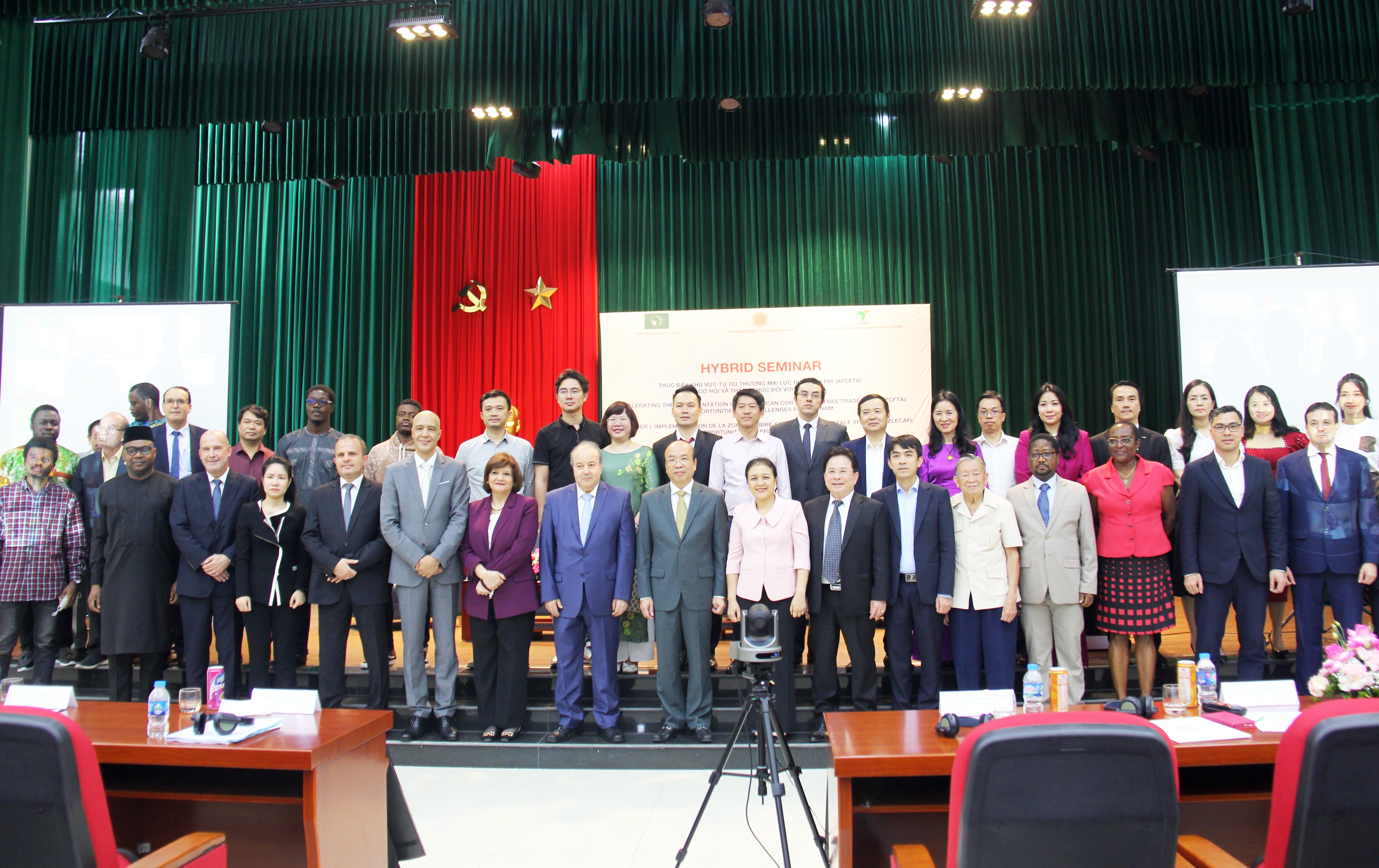 Các đại biểu chụp ảnh lưu niệm (Ảnh: Thành Luân).