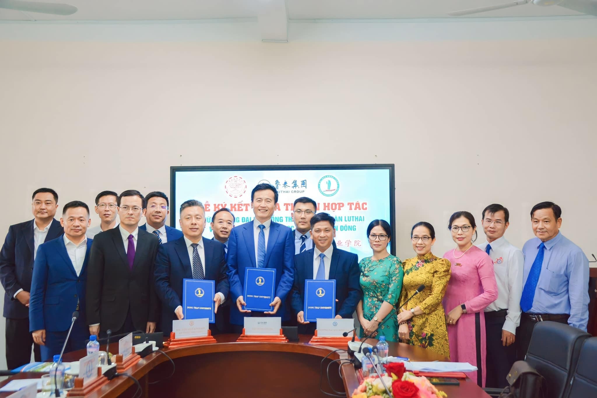 Các đại biểu tham gia buổi lễ ký thỏa thuận hợp tác chiến lược (Ảnh: Tổng lãnh sự quán Trung Quốc tại Thành phố Hồ Chí Minh). Các đại biểu tham gia buổi lễ ký thỏa thuận hợp tác chiến lược (Ảnh: Tổng lãnh sự quán Trung Quốc tại Thành phố Hồ Chí Minh).