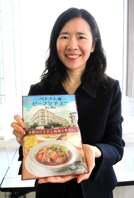 Chị Lê Phan Bảo Khanh với túi retort thịt bò kho hương vị Việt Nam Chị Lê Phan Bảo Khanh với túi retort thịt bò kho hương vị Việt Nam