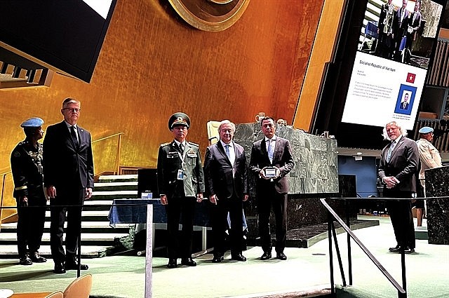 Ambassador Đặng Hoàng Giang, Permanent Representative of Việt Nam to the United Nations, on behalf of the State of Việt Nam, received from the UN Secretary-General António Guterres the Dag Hammarskjöld Medal for Lieutenant Colonel Đỗ Anh who died while on duty under the UN flag in 2022. — VNA/VNS Photo Quang Huy Ambassador Đặng Hoàng Giang, Permanent Representative of Việt Nam to the United Nations, on behalf of the State of Việt Nam, received from the UN Secretary-General António Guterres the Dag Hammarskjöld Medal for Lieutenant Colonel Đỗ Anh who died while on duty under the UN flag in 2022. — VNA/VNS Photo Quang Huy