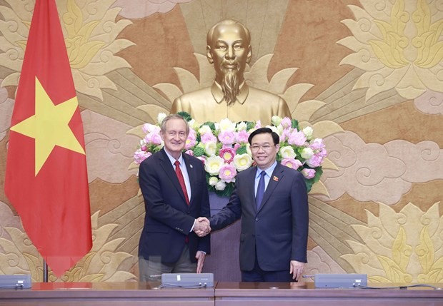 Chủ tịch Quốc hội Vương Đình Huệ tiếp Thượng Nghị sỹ Hoa Kỳ Mike Crapo (Ảnh: Doãn Tấn/TTXVN). Chủ tịch Quốc hội Vương Đình Huệ tiếp Thượng Nghị sỹ Hoa Kỳ Mike Crapo (Ảnh: Doãn Tấn/TTXVN).