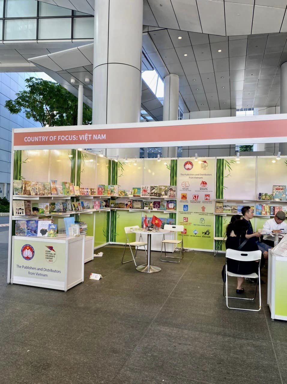 At the Vietnamese pavilion. Source: Women's Publishing House