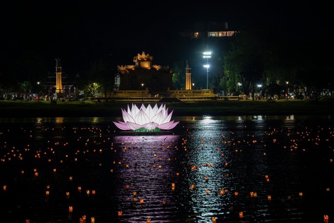 Thắp sáng 7 hoa sen mừng Phật đản trên sông Hương Thắp sáng 7 hoa sen mừng Phật đản trên sông Hương