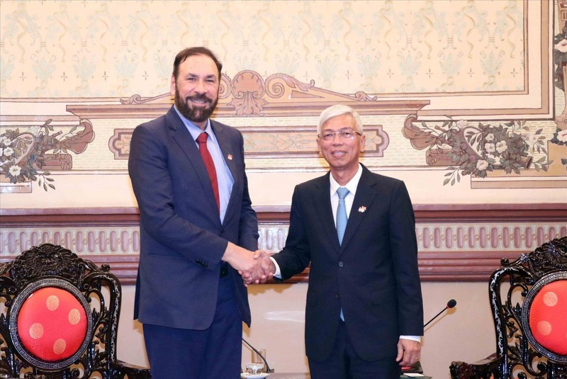 Vice Chairman of the Ho Chi Minh City People’s Committee Vo Van Hoan receieves Jagrup Brar, Minister of State for Trade at the Ministry of Jobs, Economic Development and Innovation in the Canadian province of British Columbia. Photo: VNA Vice Chairman of the Ho Chi Minh City People’s Committee Vo Van Hoan receieves Jagrup Brar, Minister of State for Trade at the Ministry of Jobs, Economic Development and Innovation in the Canadian province of British Columbia. Photo: VNA