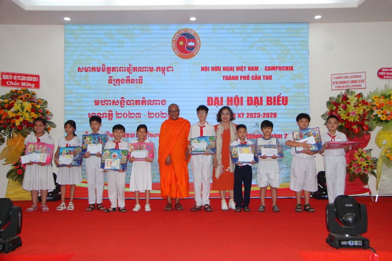 Vun đắp tình hữu nghị bằng tấm lòng Việt Nam Vun đắp tình hữu nghị bằng tấm lòng Việt Nam