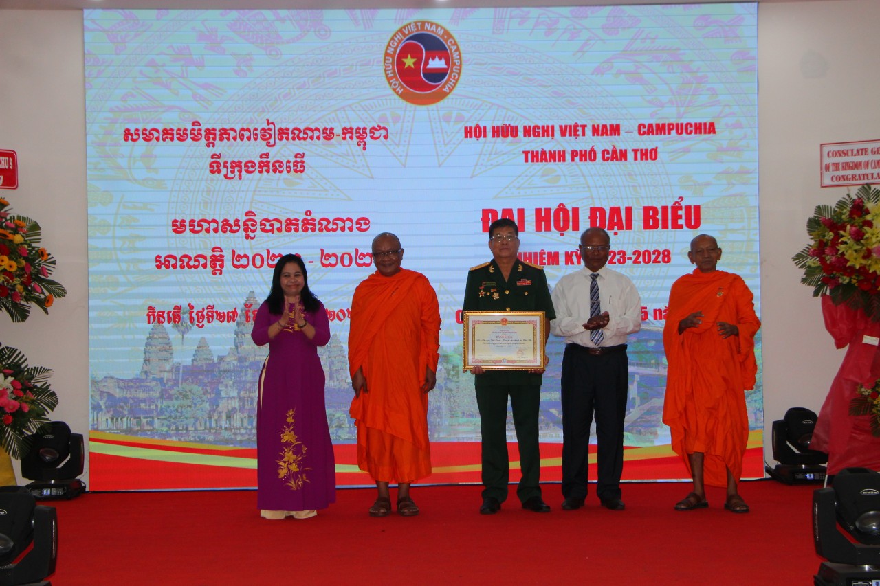 Vun đắp tình hữu nghị bằng tấm lòng Việt Nam Vun đắp tình hữu nghị bằng tấm lòng Việt Nam