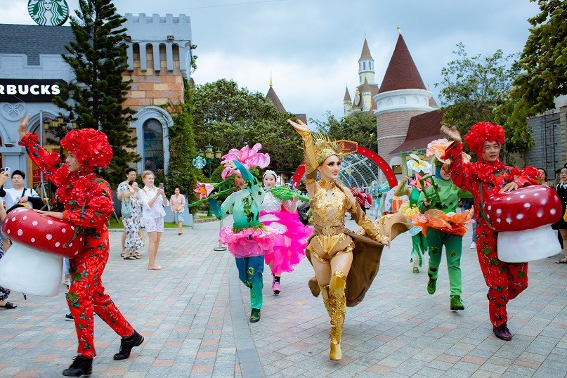 Hòa mình vào màn carnival sôi động của các nhân vật cổ tích Hòa mình vào màn carnival sôi động của các nhân vật cổ tích