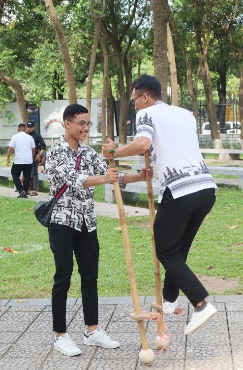 Sinh viên quốc tế hào hứng tập đi cà kheo, nhảy lò cò
