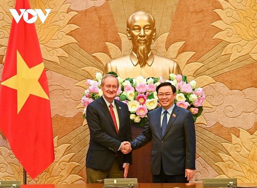 Vietnamese National Assembly Chairman Vuong Dinh Hue (R) receives US Senator Mike Crapo in Hanoi on May 26. Vietnamese National Assembly Chairman Vuong Dinh Hue (R) receives US Senator Mike Crapo in Hanoi on May 26.