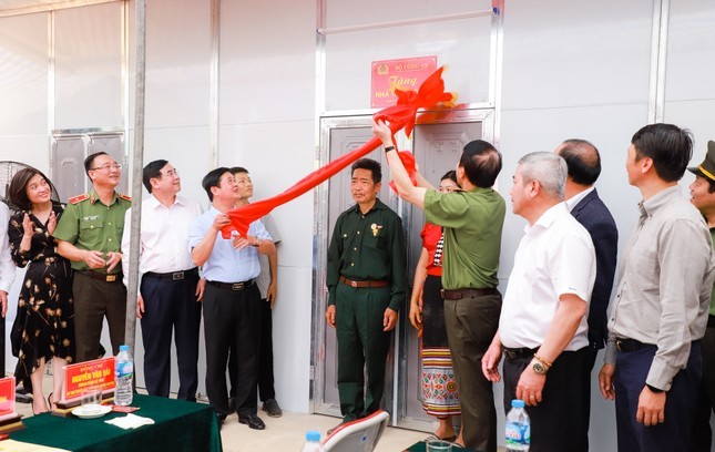 Hoàn thành hơn 1.900 căn nhà cho người nghèo tại 3 huyện biên giới Tây Nghệ An Hoàn thành hơn 1.900 căn nhà cho người nghèo tại 3 huyện biên giới Tây Nghệ An